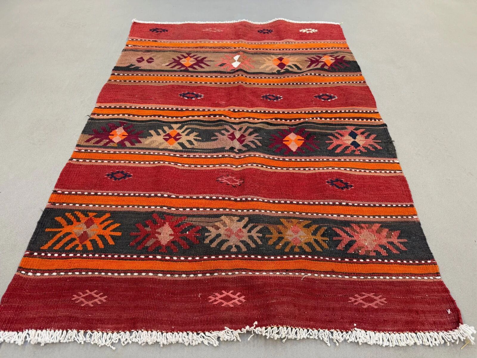 Medium vintage Turkish kilim rug 125x88 cm wool kelim 2516