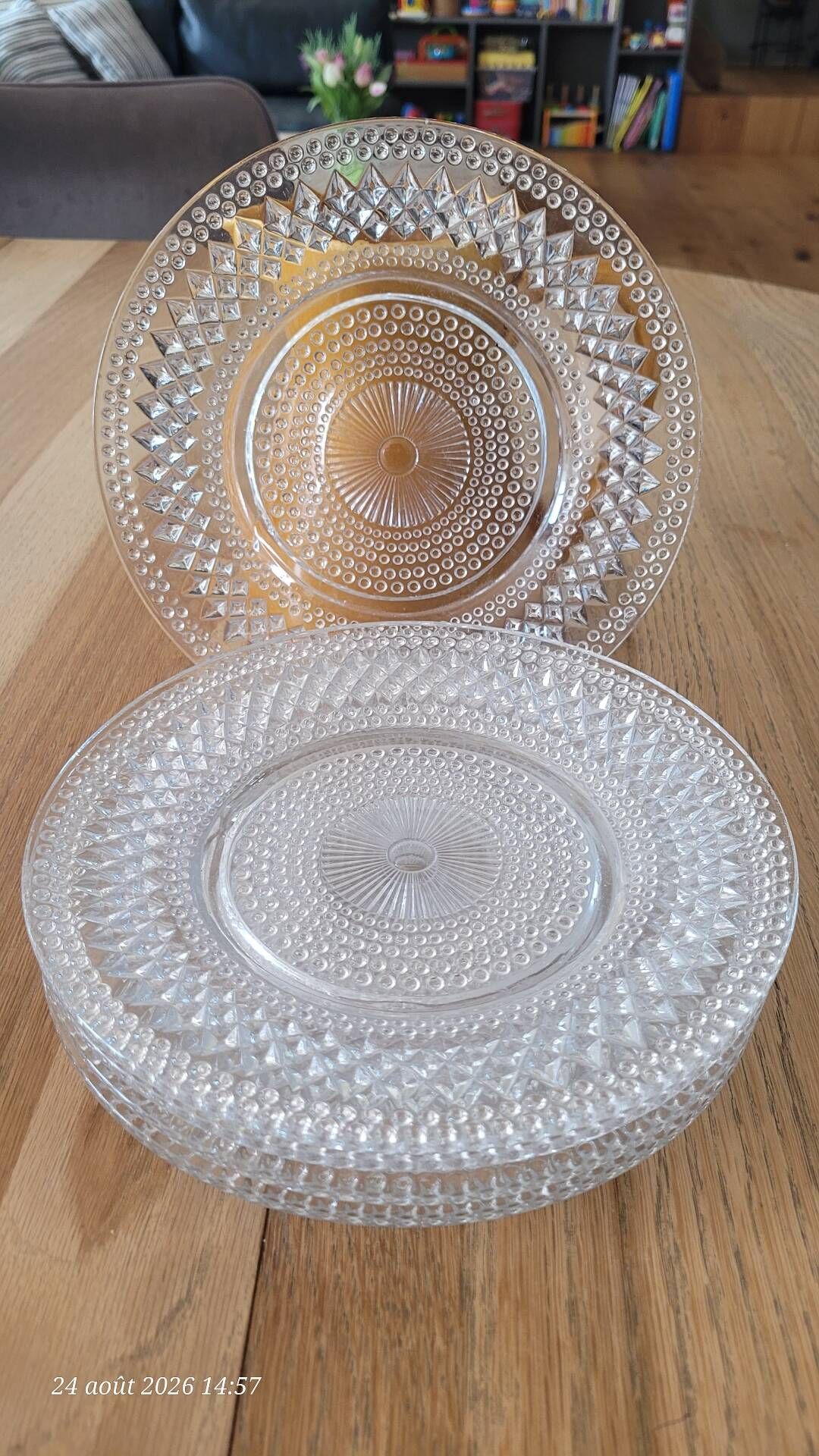 5 assiettes à dessert en verre épais ciselé transparent