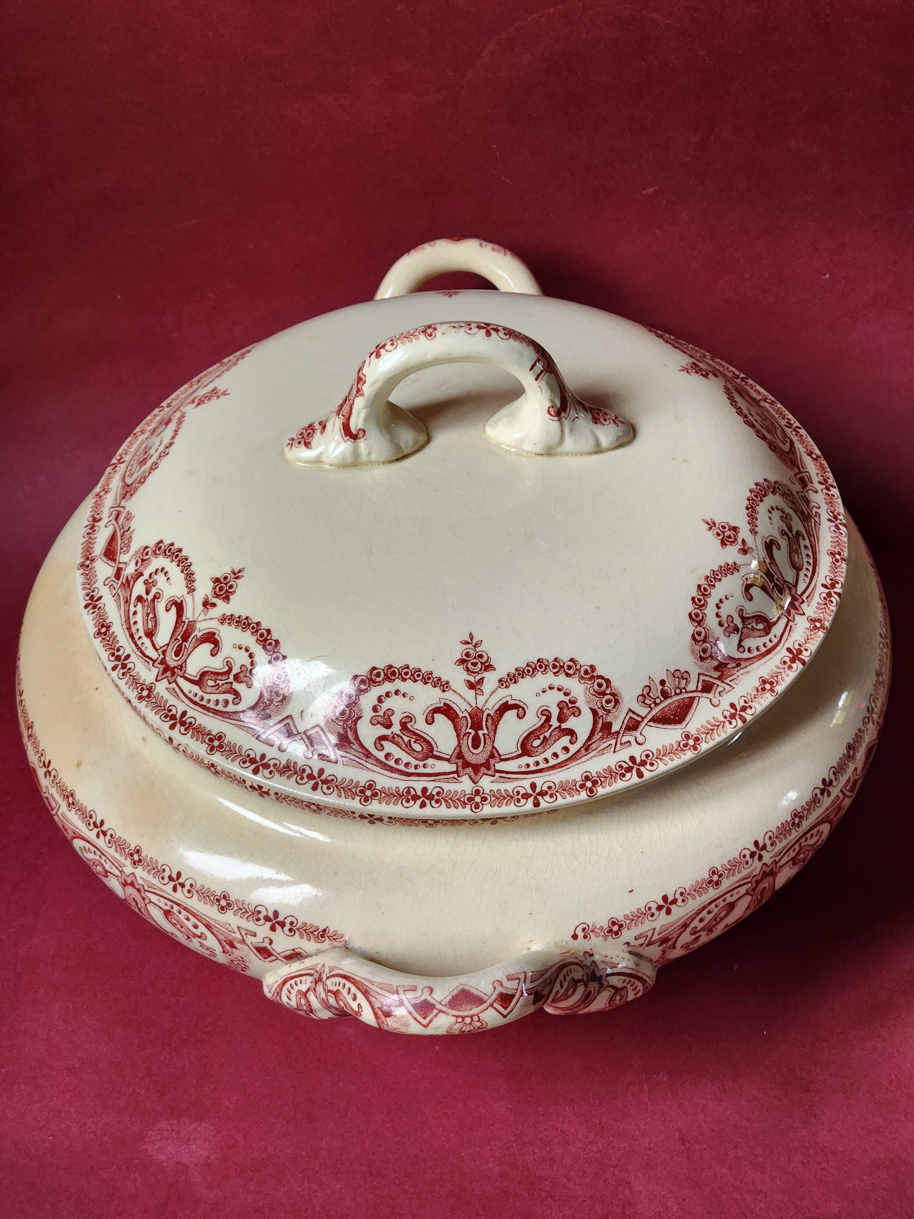 Large soup tureen and ironstone dish from the Caïffa planter, Guirlande model.