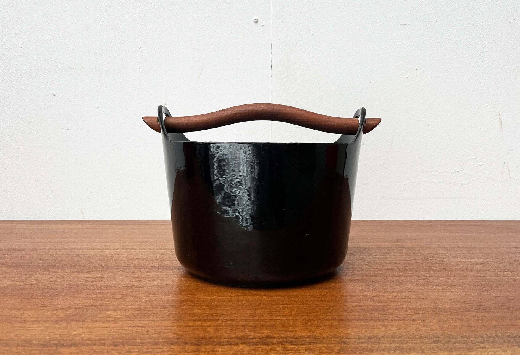 Black enamelled cast iron pot with a teak handle in mid-century style by Timo Sarpaneva for Rosenlew of Finland, 1960s.