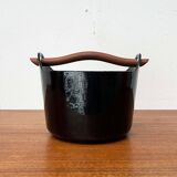 Black enamelled cast iron pot with a teak handle in mid-century style by Timo Sarpaneva for Rosenlew of Finland, 1960s.
