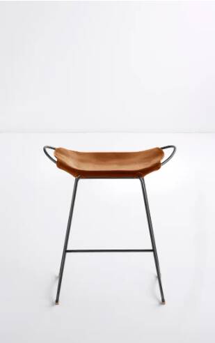Contemporary kitchen bar stool in black steel and natural tobacco leather.