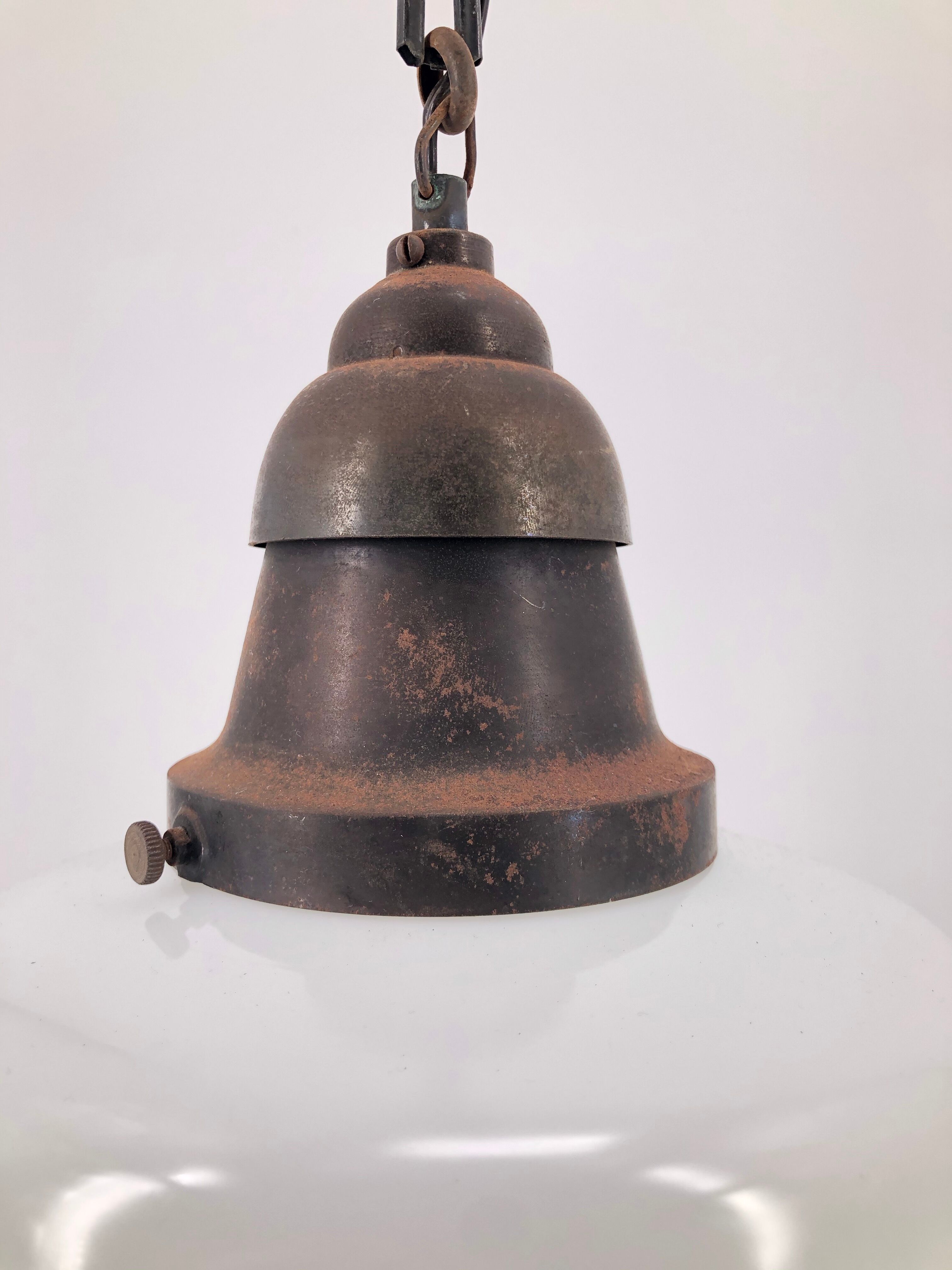 Suspension française avec une opaline et chaîne et galerie d'origine en cuivre patiné