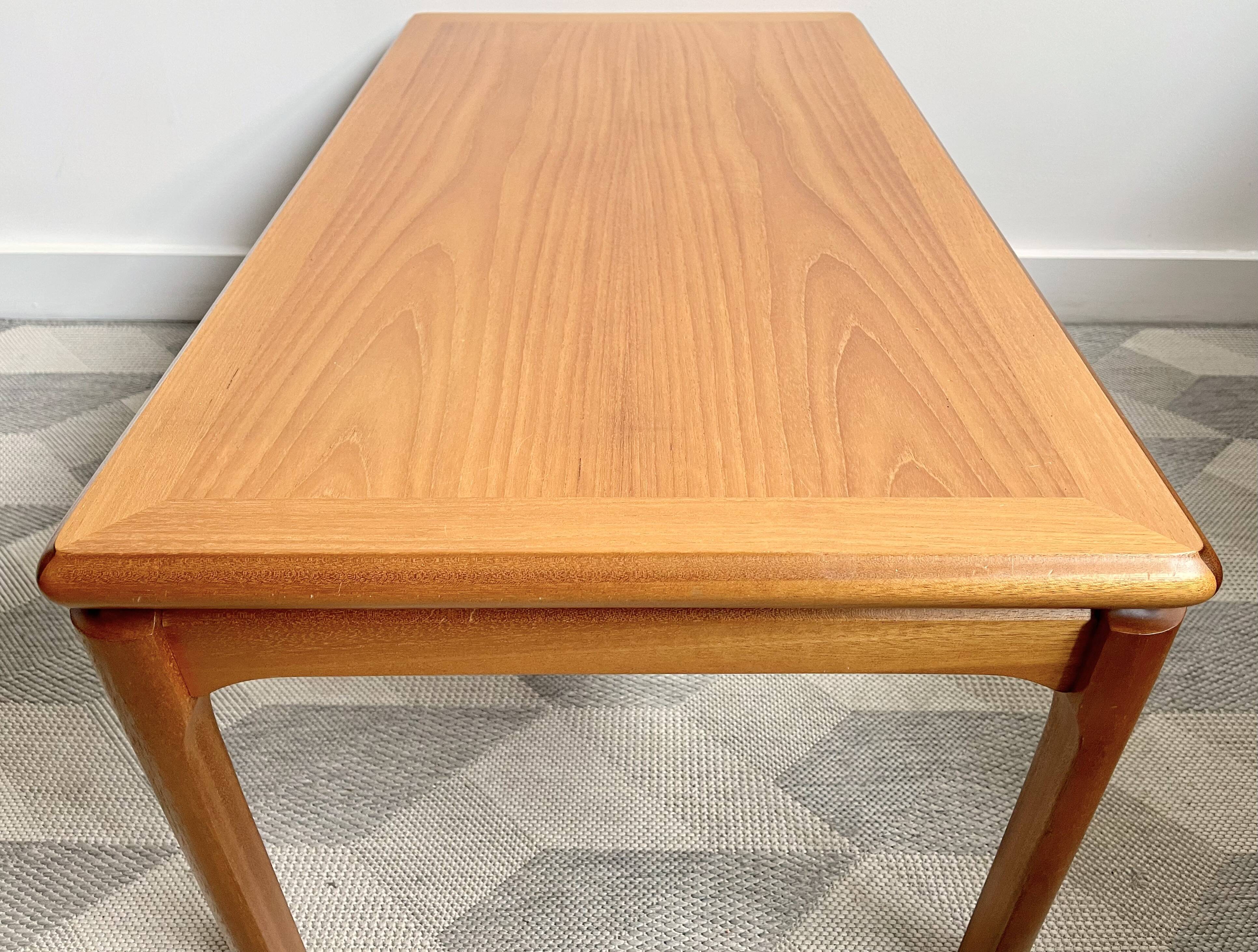 Table basse en teck par Nathan