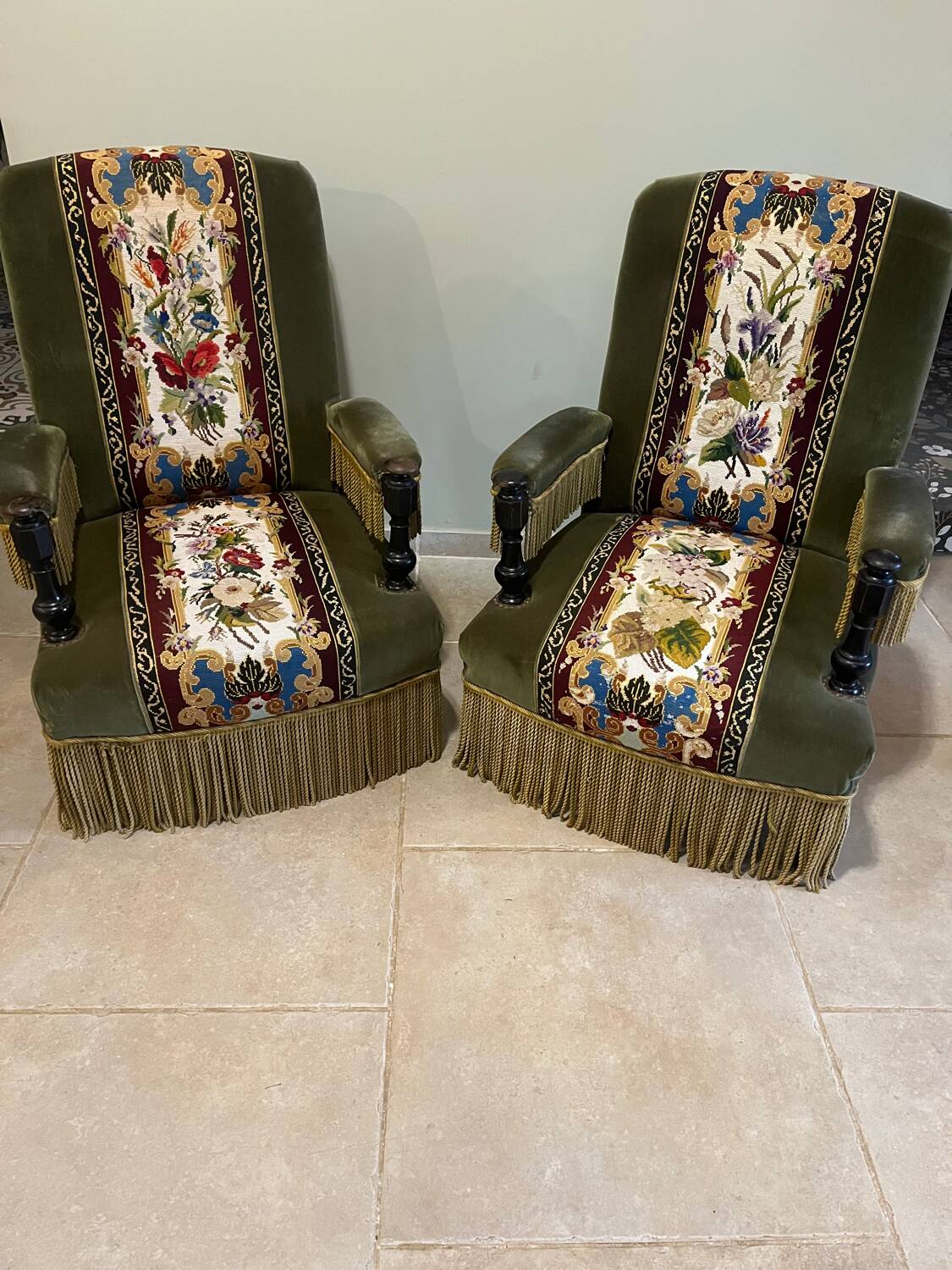 Paire de fauteuils en velours et tapisserie
