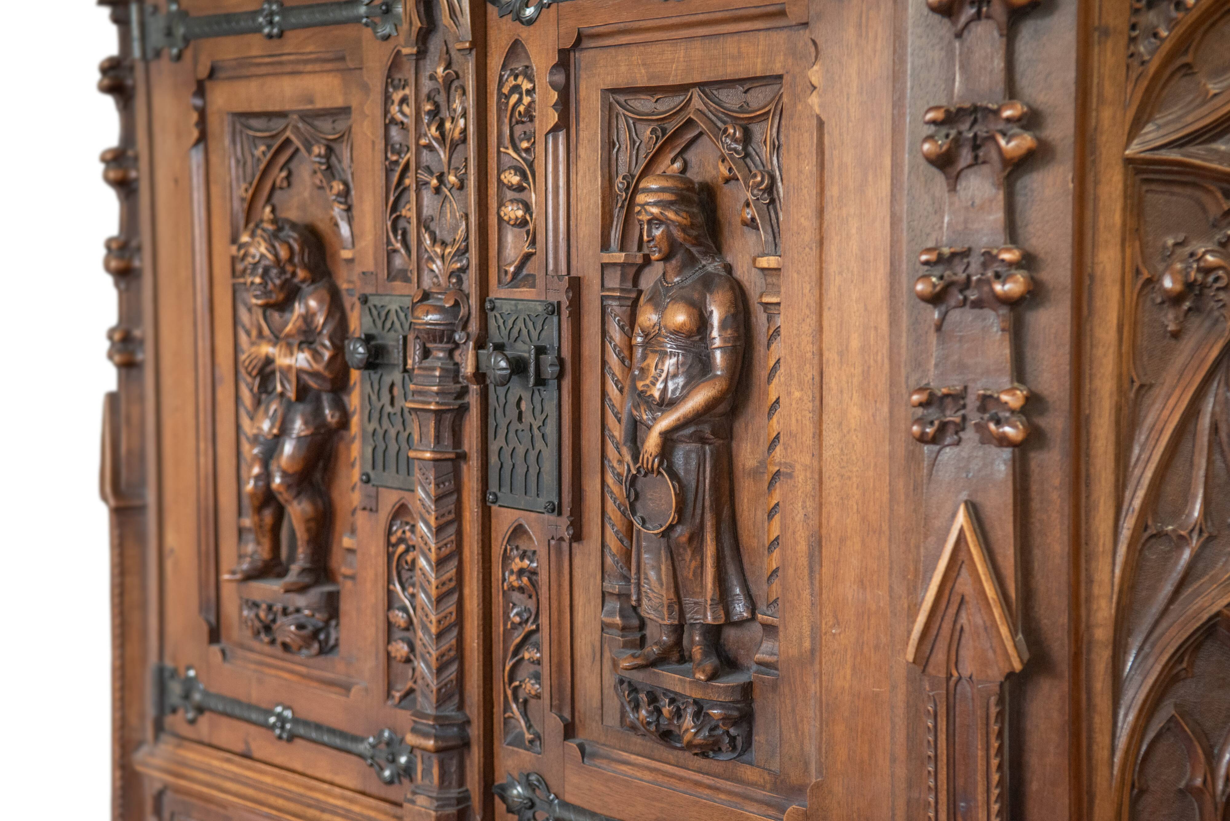 Cabinet, buffet sculpté français de style néo-gothique, fin du XIXe siècle