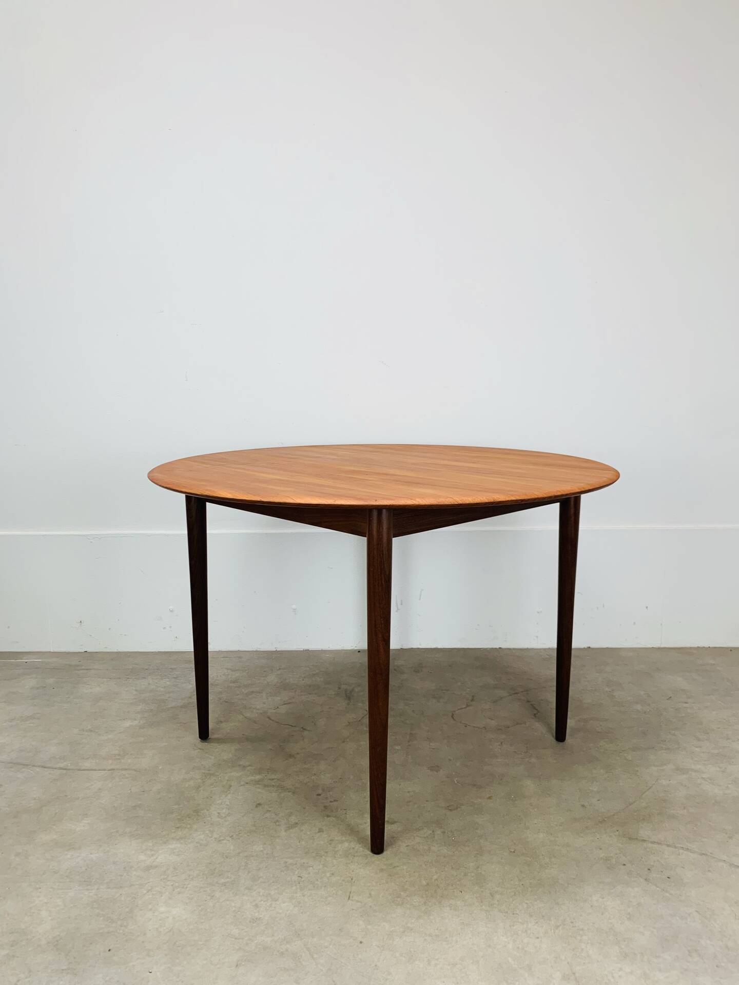 Table ronde scandinave en teck, 1960