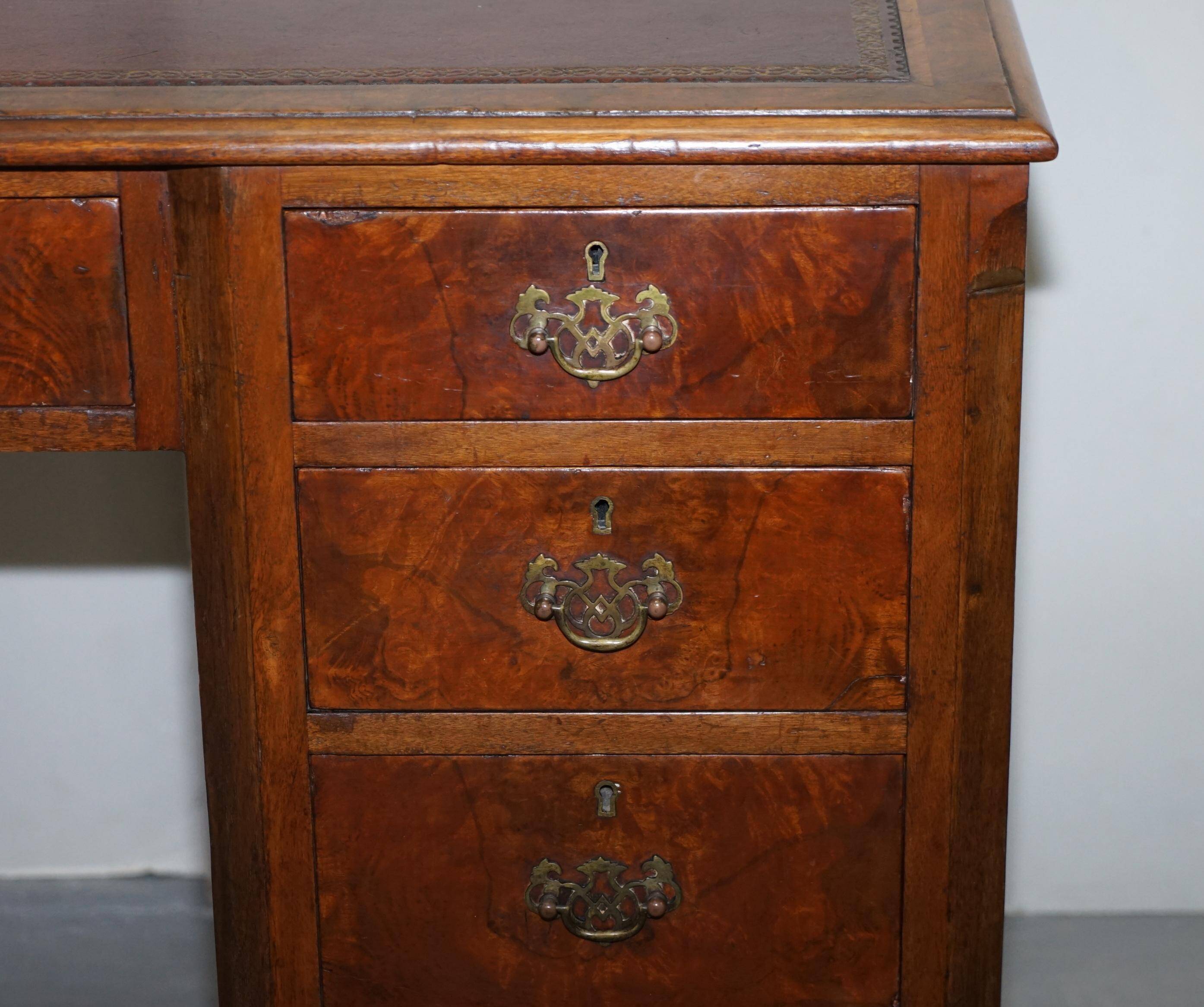 Bureau partenaire à deux caissons en noyer burr victorien avec plateau en cuir