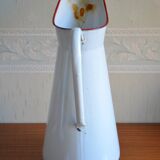 White enamelled broc with red liseret
