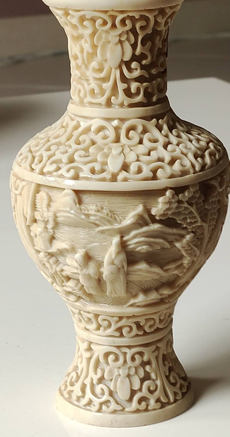 Chinese Baluster Vase. In beige cinnabar lacquer. Dimensions: 17 x 9 cm