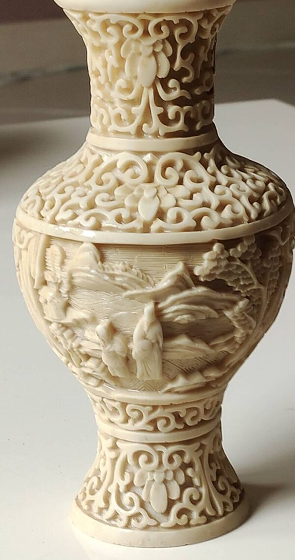 Vase balustre chinois en laque de cinabre beige