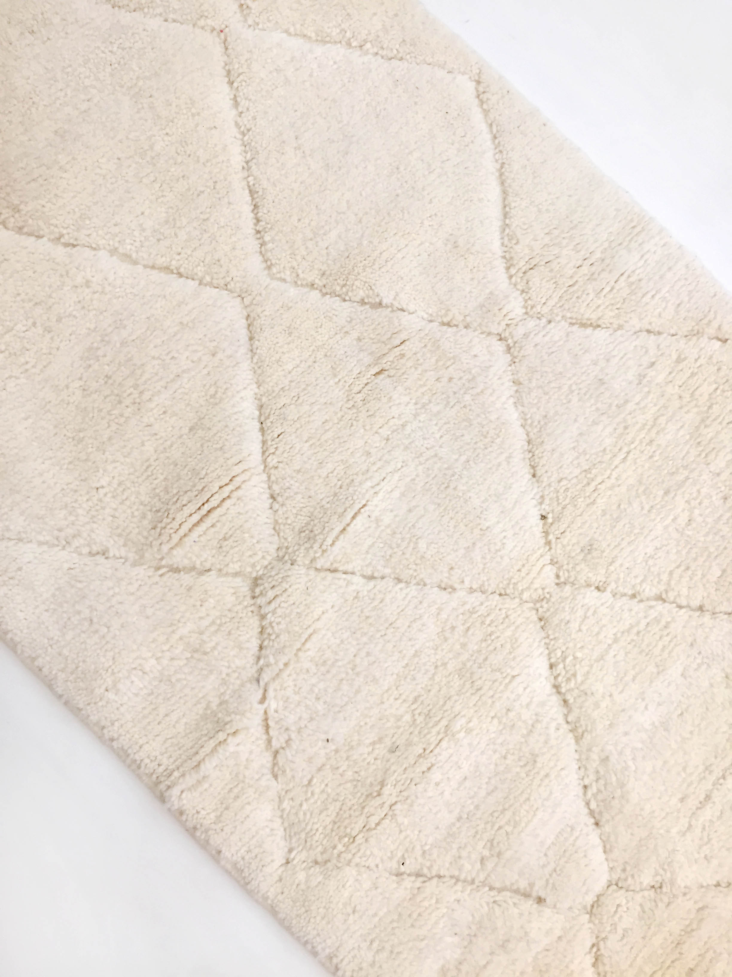 Moroccan Berber carpet blessed ouarain ecru plain with engraved diamonds 167x105cm