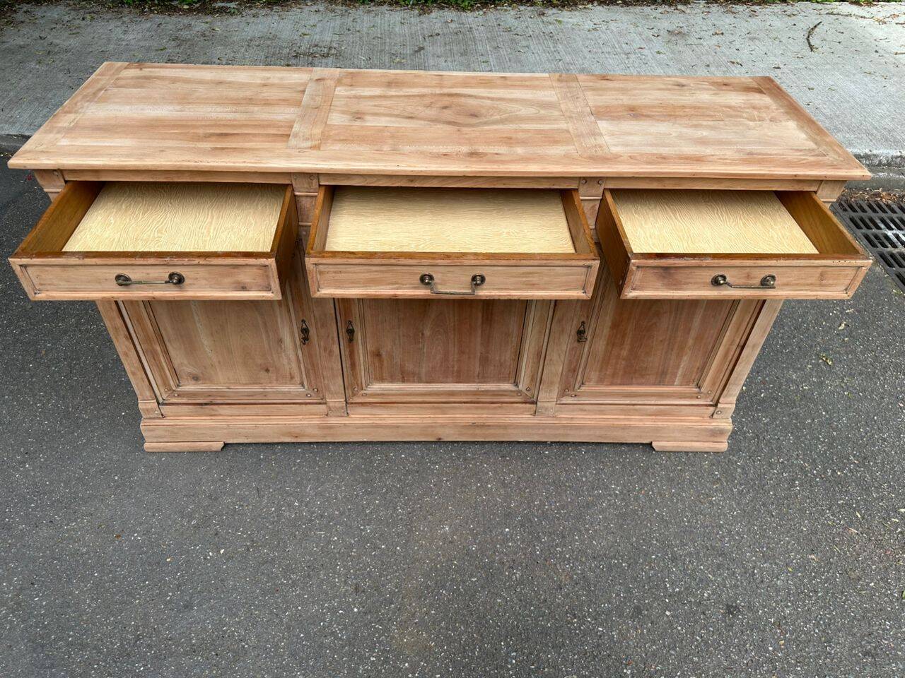 Buffet Louis Philippe du XIXème siècle rénové en noyer massif