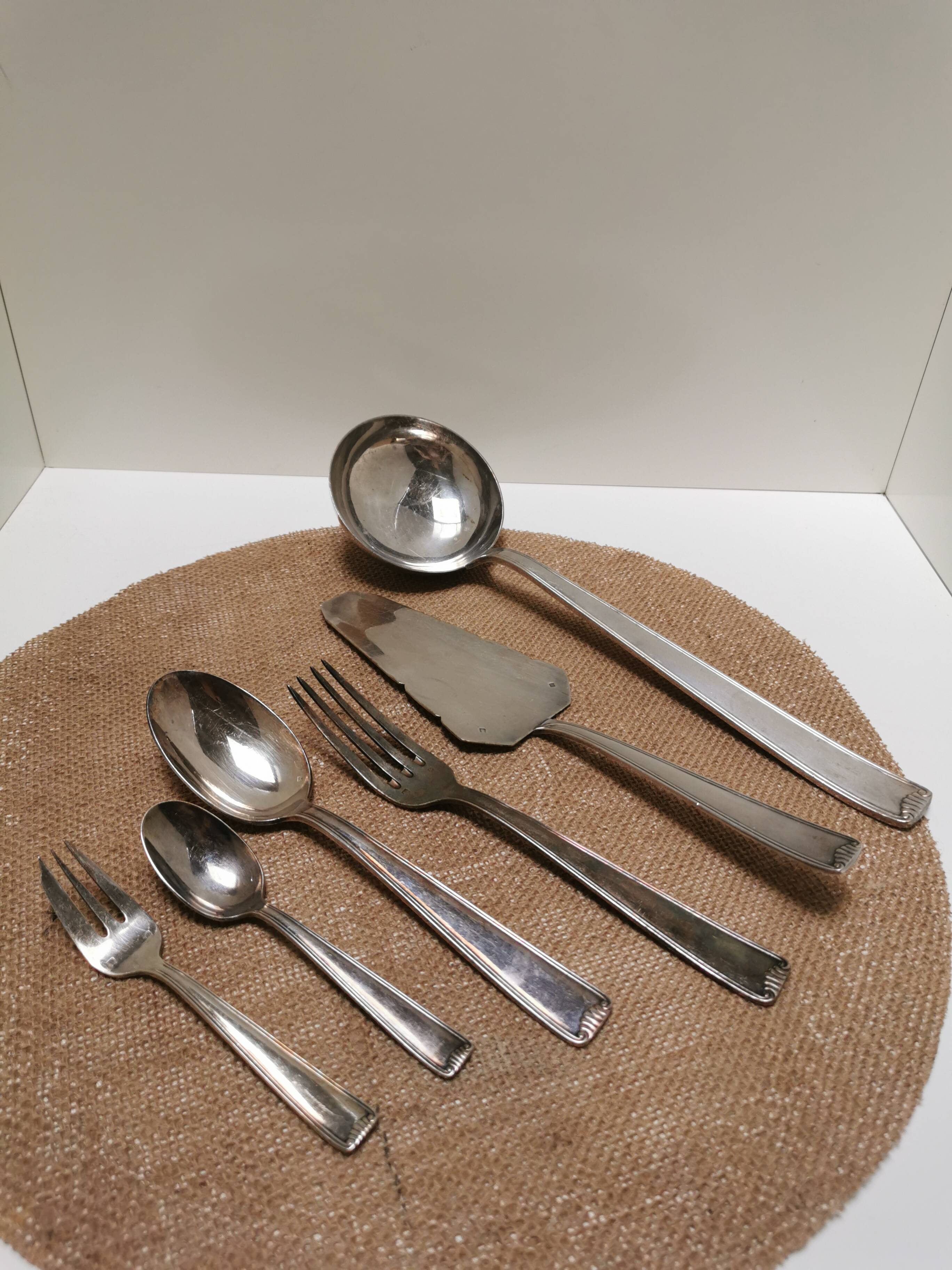 Ensemble de couverts en métal argenté