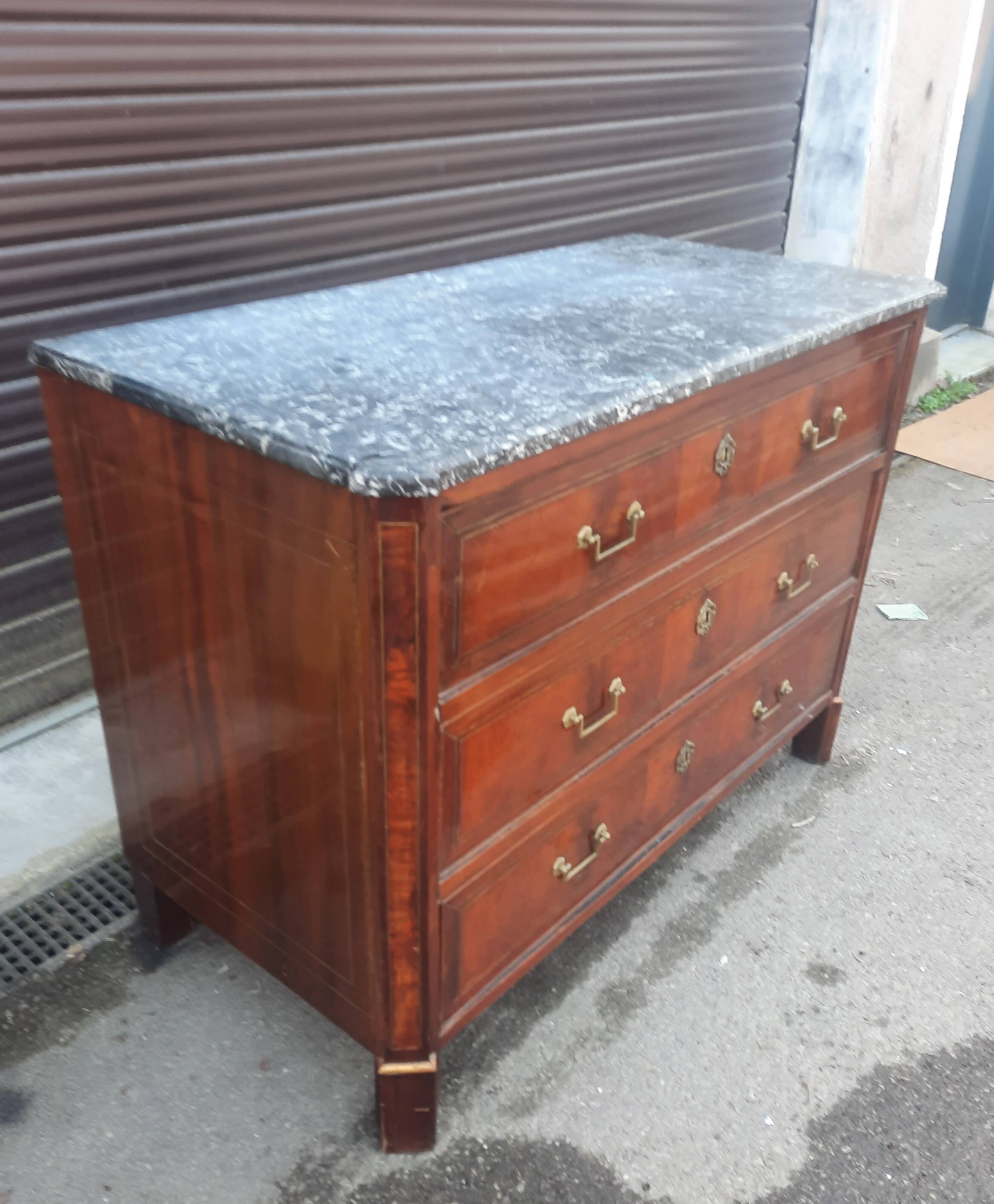 Mahogany chest of drawers from the nineteenth century