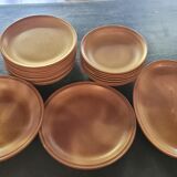 Set of plates in Burgundy gres sarguemines