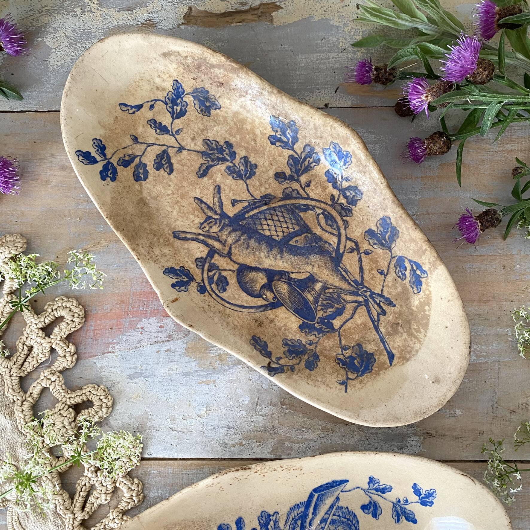 Ravier ancien en Terre de Fer  lapin "au tapis rouge Paris"