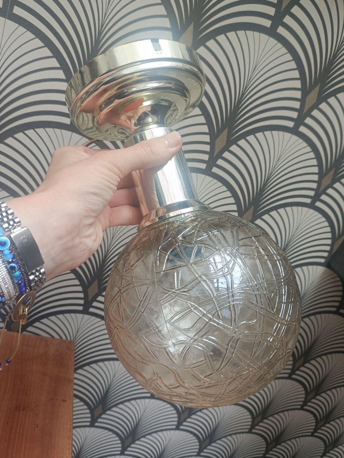 Applique avec globe en verre moulé ambré