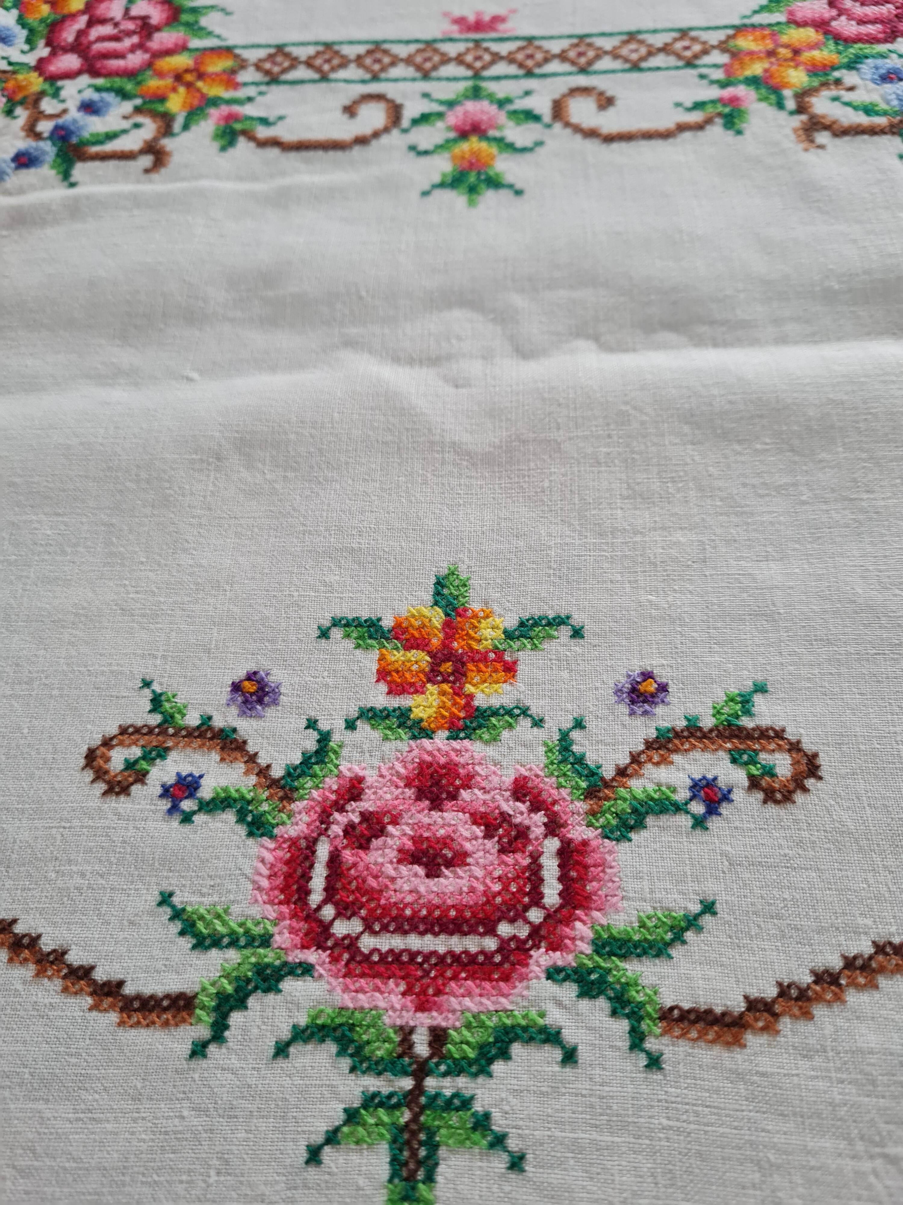 Tea tablecloth with cross stitch embroidery and 4 matching napkins