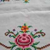 Tea tablecloth with cross stitch embroidery and 4 matching napkins