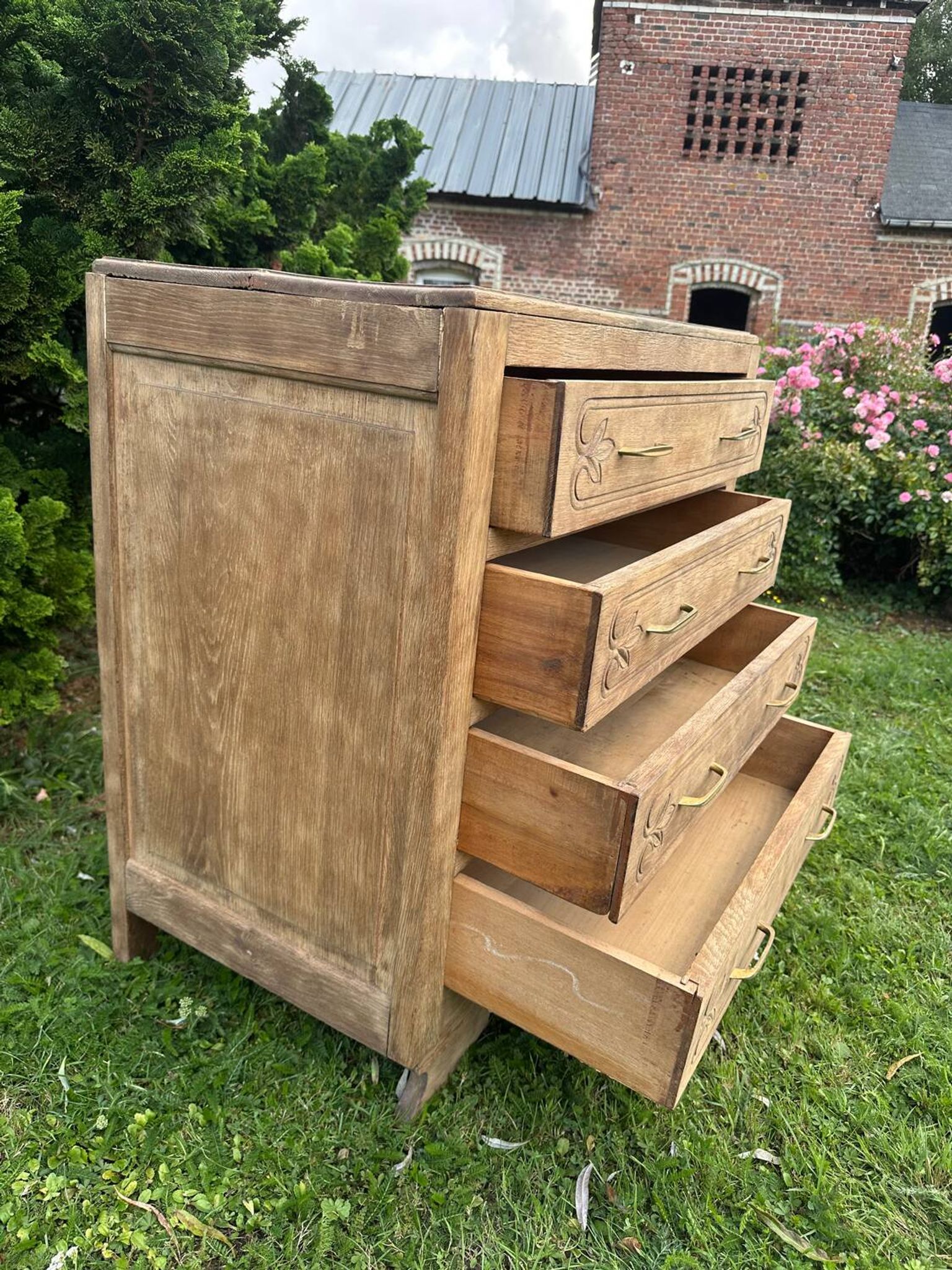 Commode vintage en bois massif sculpté – 4 tiroirs