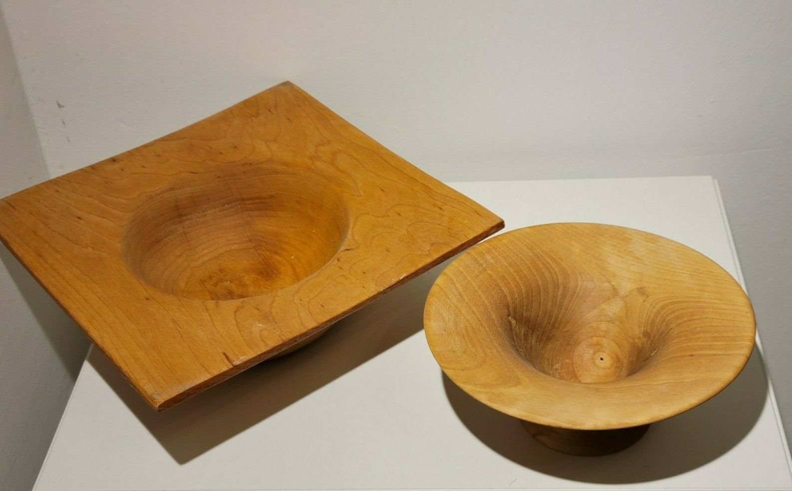 2 flared bowls in square and round wood