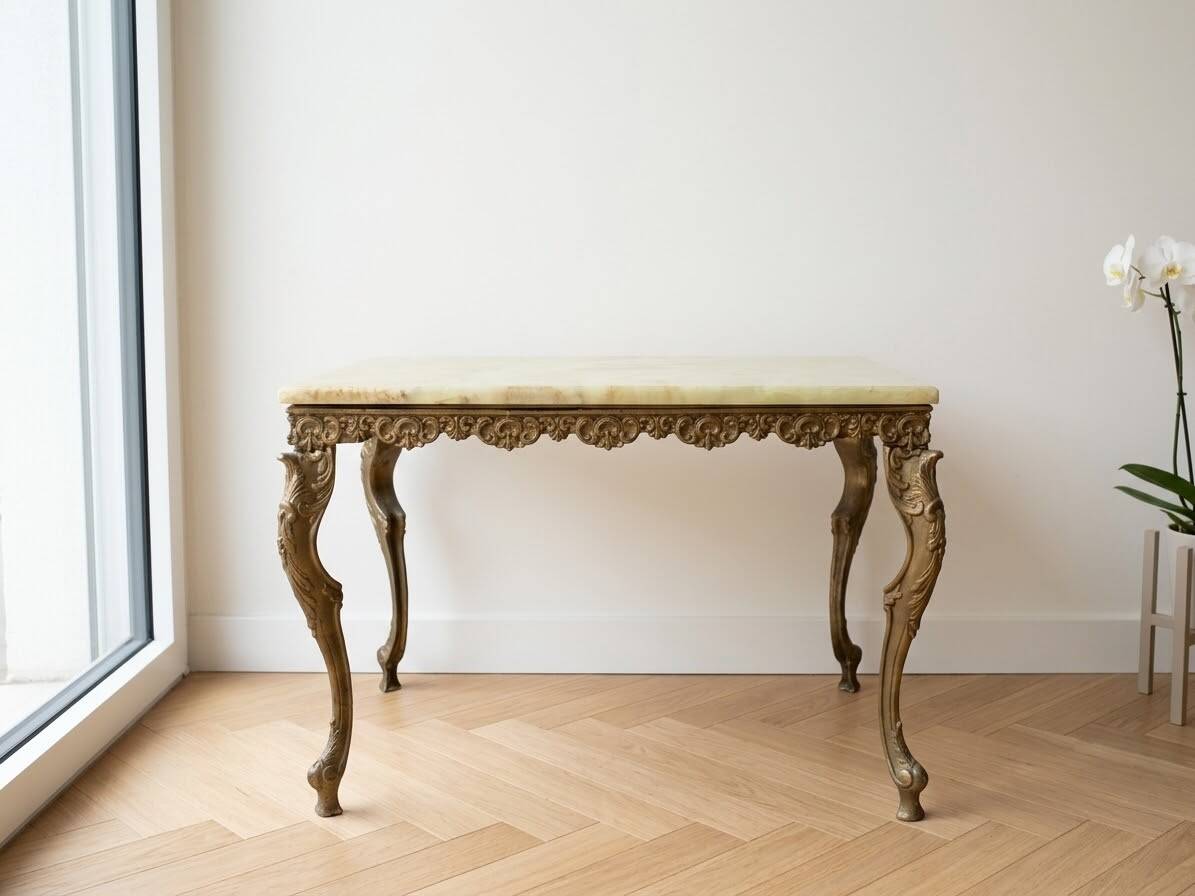 Table basse en marbre doré style rustique