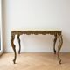 Table basse en marbre doré style rustique