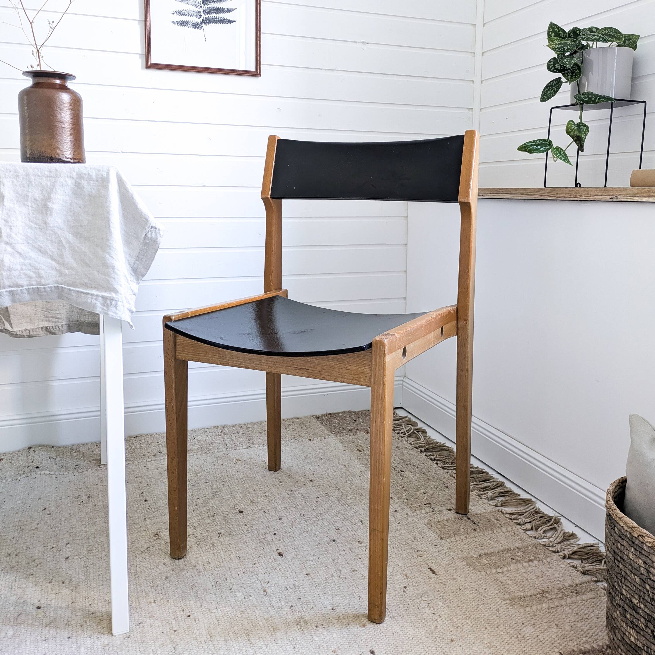 Chaise empilable vintage design danois en bois noir style scandinave Mid-Ce