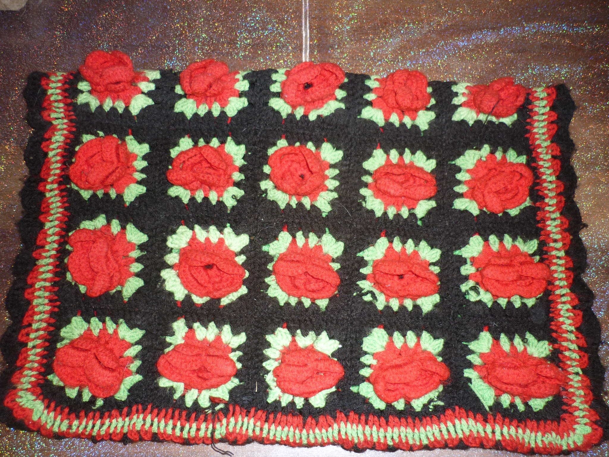 Housse de coussin crochet noir vert et rouge 35X50