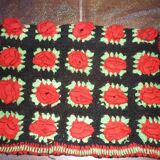 Housse de coussin crochet noir vert et rouge 35X50