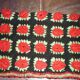 Housse de coussin crochet noir vert et rouge 35X50