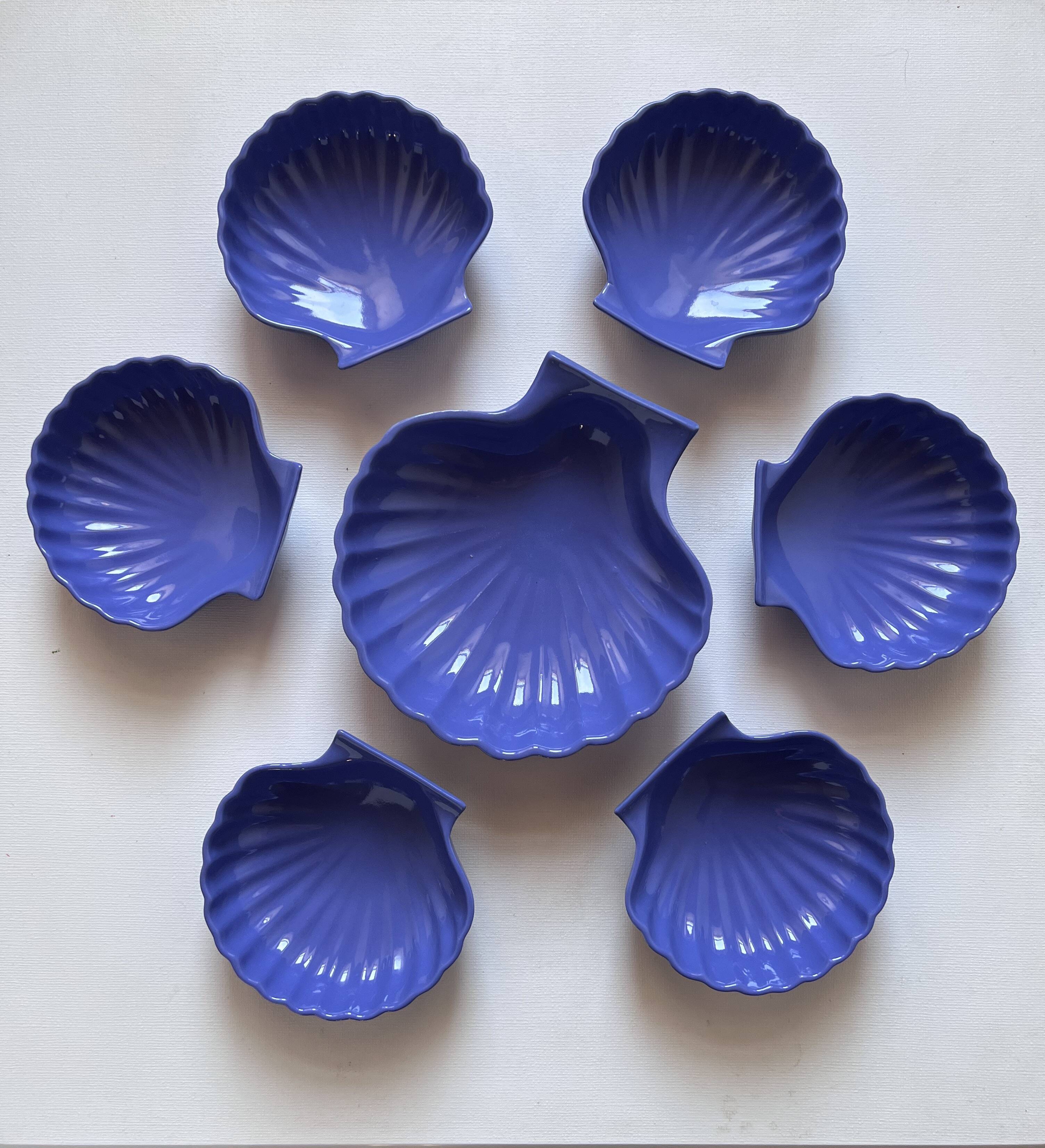 Shell-shaped ceramic service