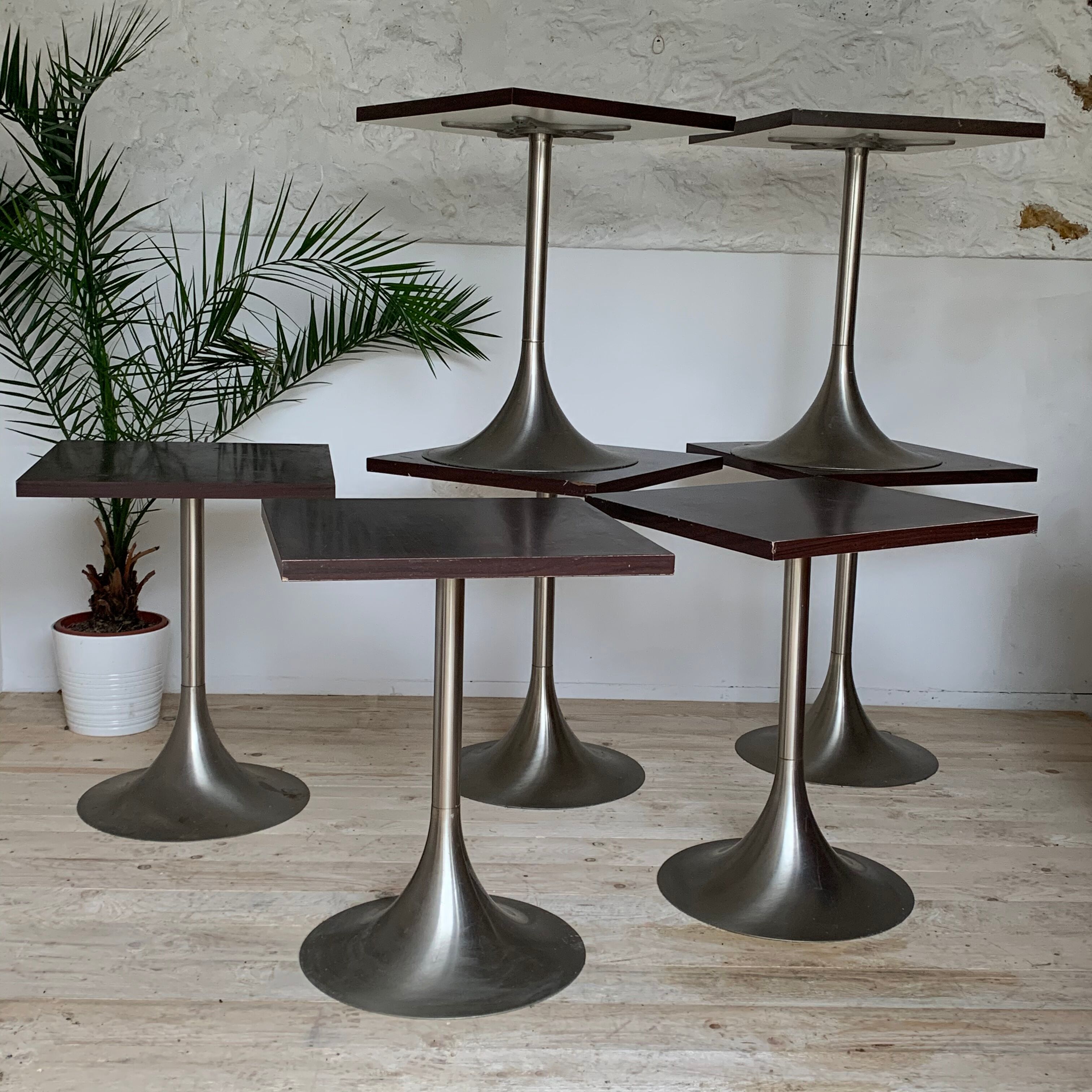 Lot de 7 tables bistrot pied tulipes