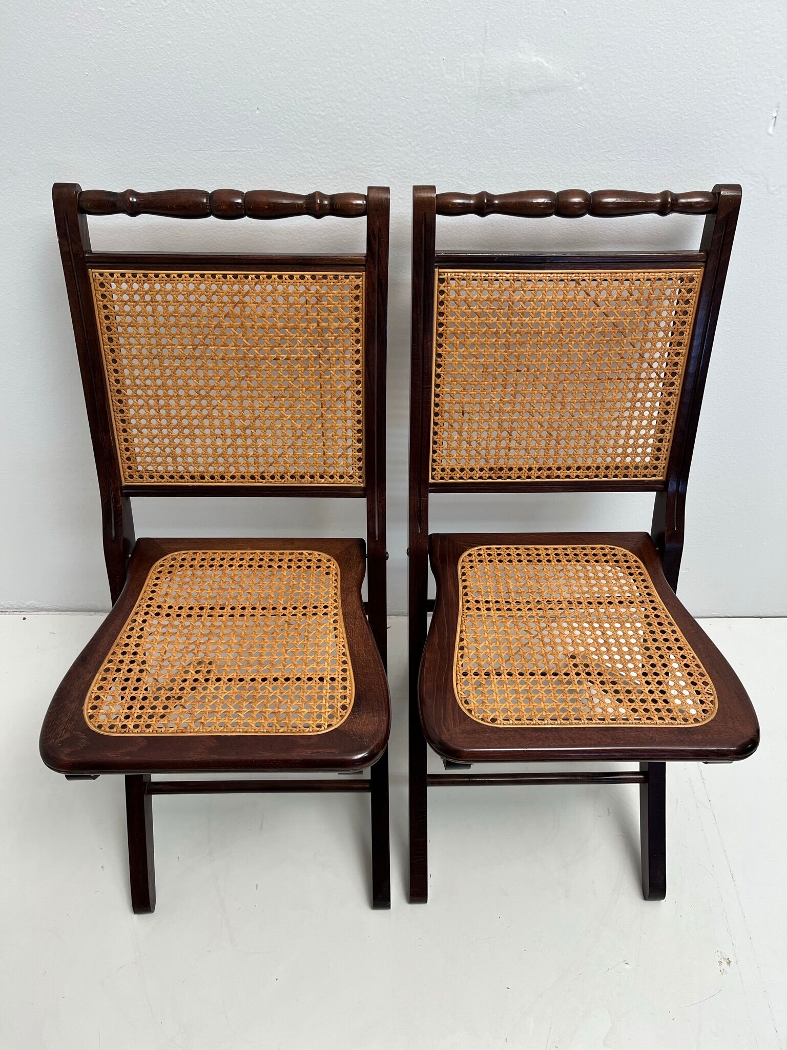 2 vintage folding chairs in wood and canning, 60s
