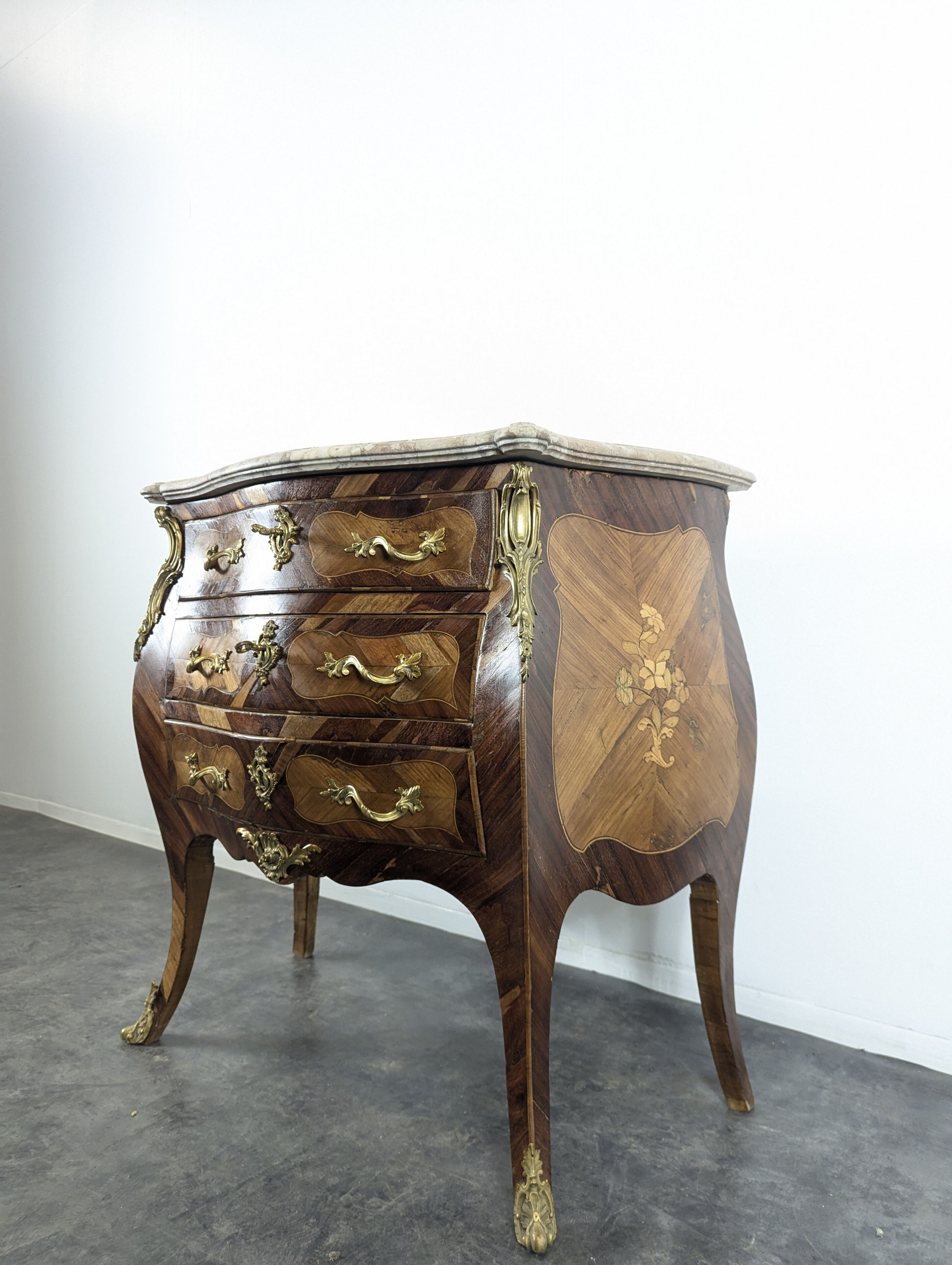 Louis XV period chest of drawers in rosewood marquetry