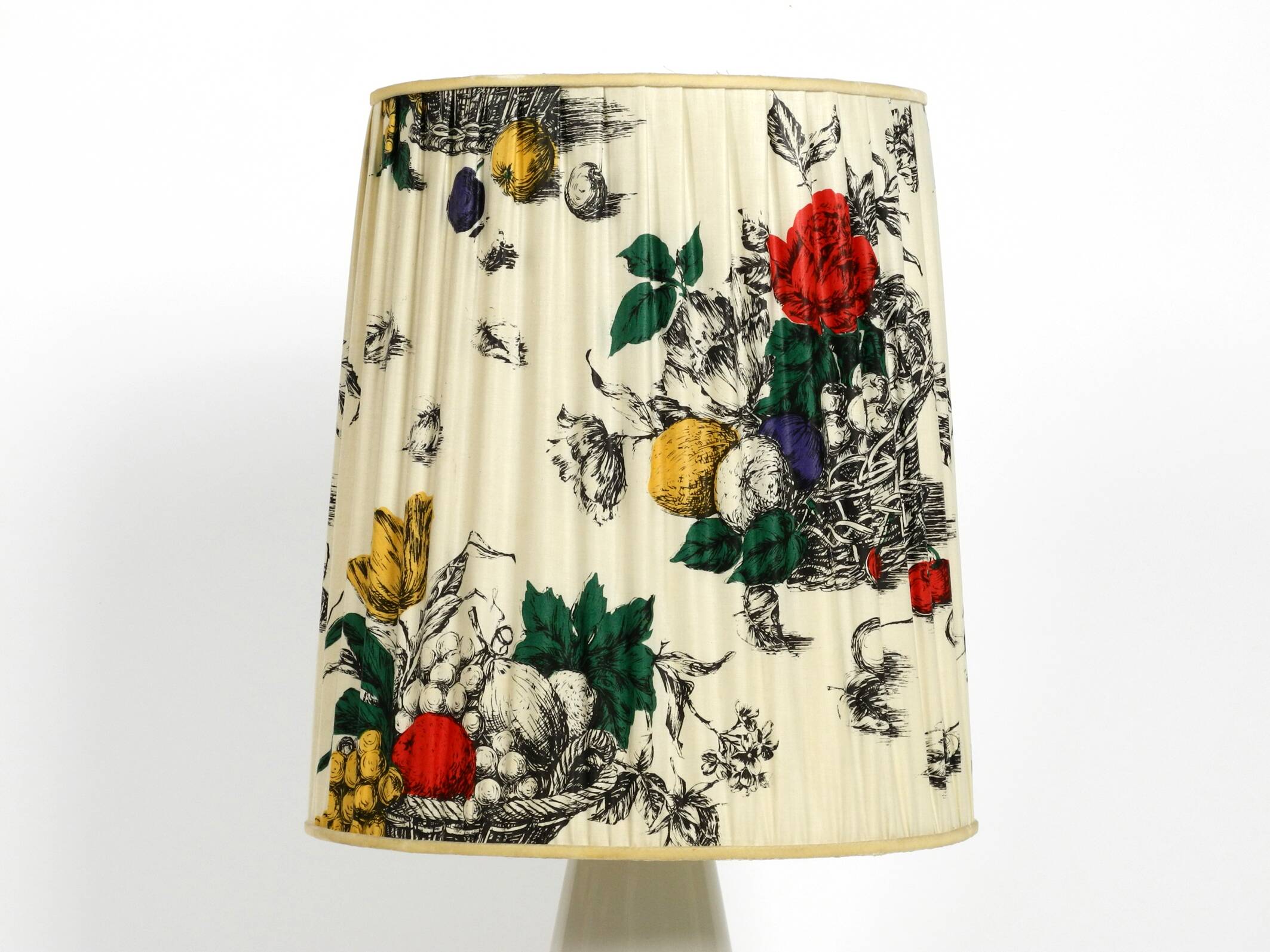 Large elegant 1960s KPM table lamp in porcelain and pleated silk lampshade
