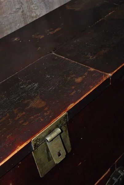 Chinese antique sideboard with 2 doors, 2 compartments.