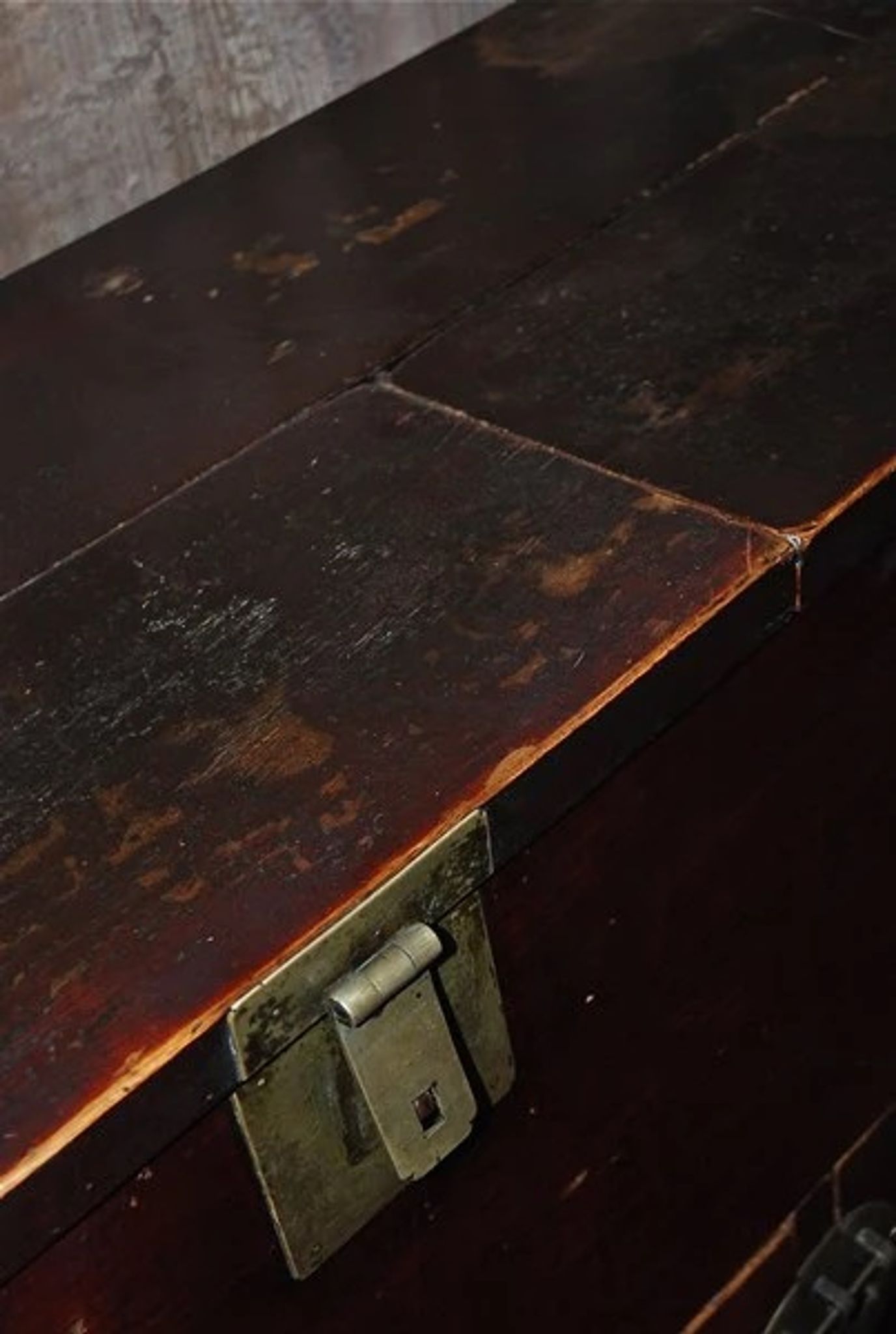Chinese antique sideboard with 2 doors, 2 compartments.