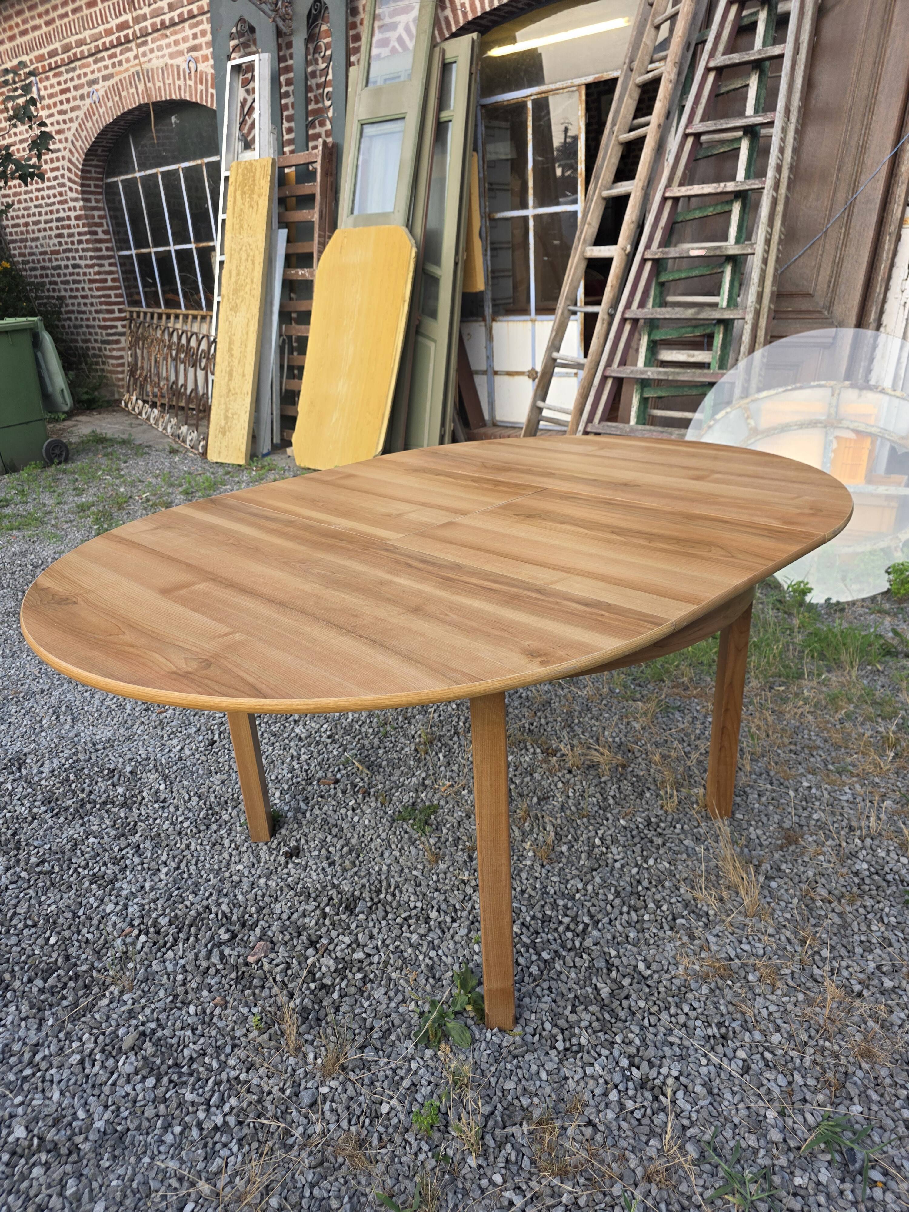 Scandinavian extendable oak table from the 1960s (butterfly extension)
