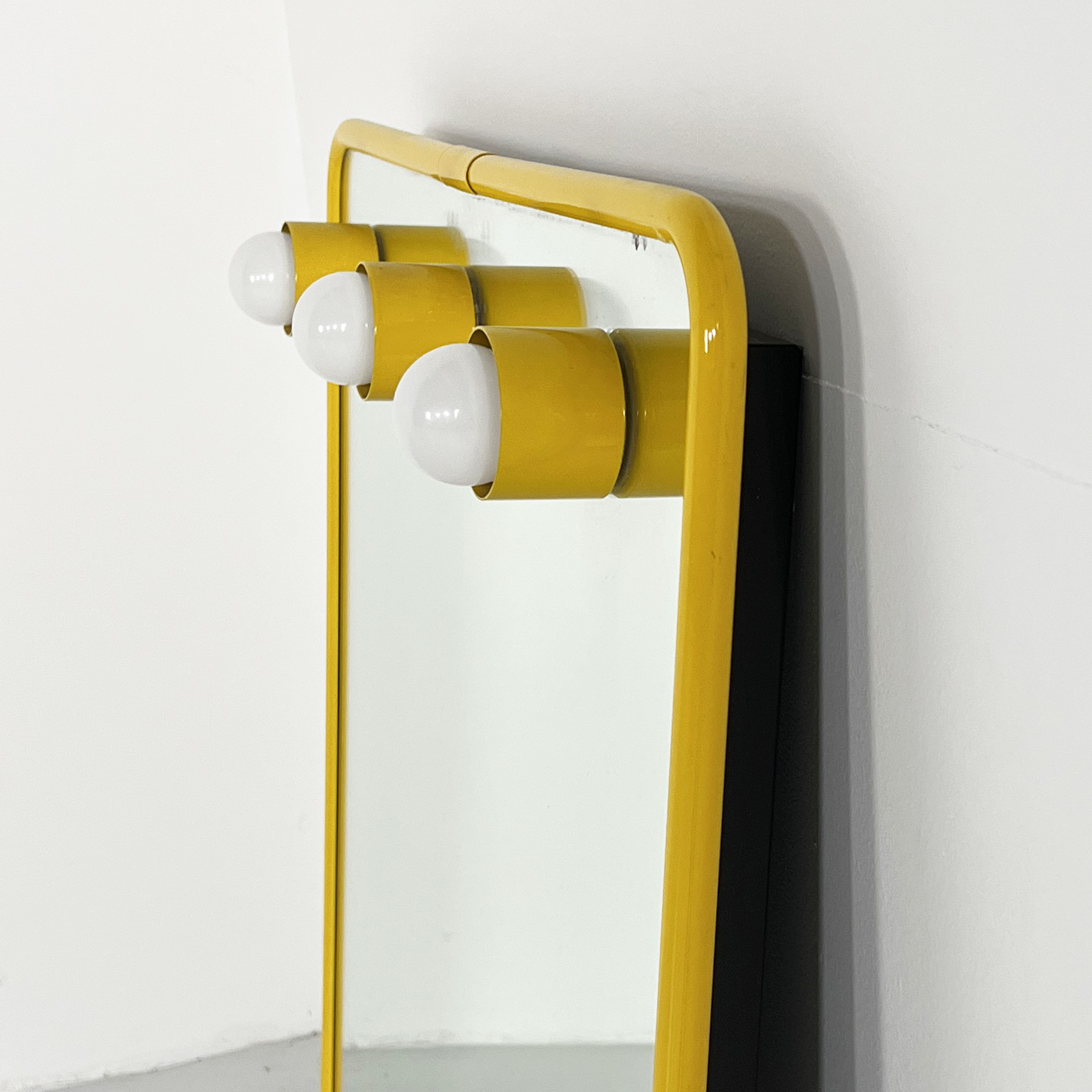 Mirror with integrated yellow metal bulbs, 1970