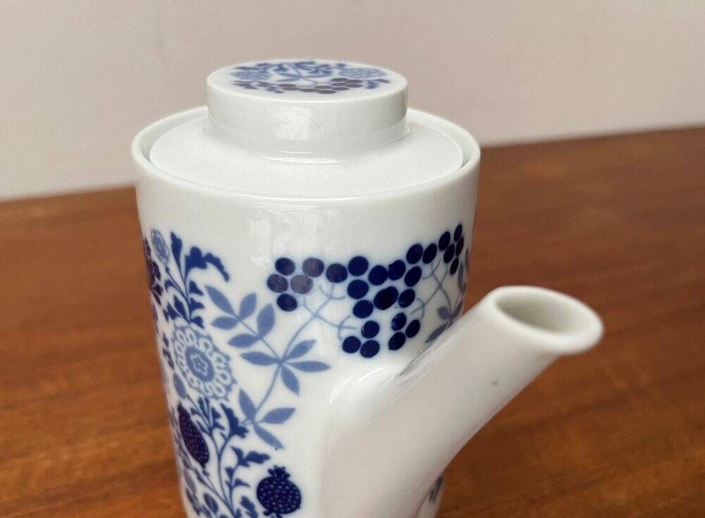 Teapot or coffee pot in German ceramic from the mid-century, Hamburg Form 20 series decor Blumenspiel by Lieselotte Kantner for Melitta, 1960s.