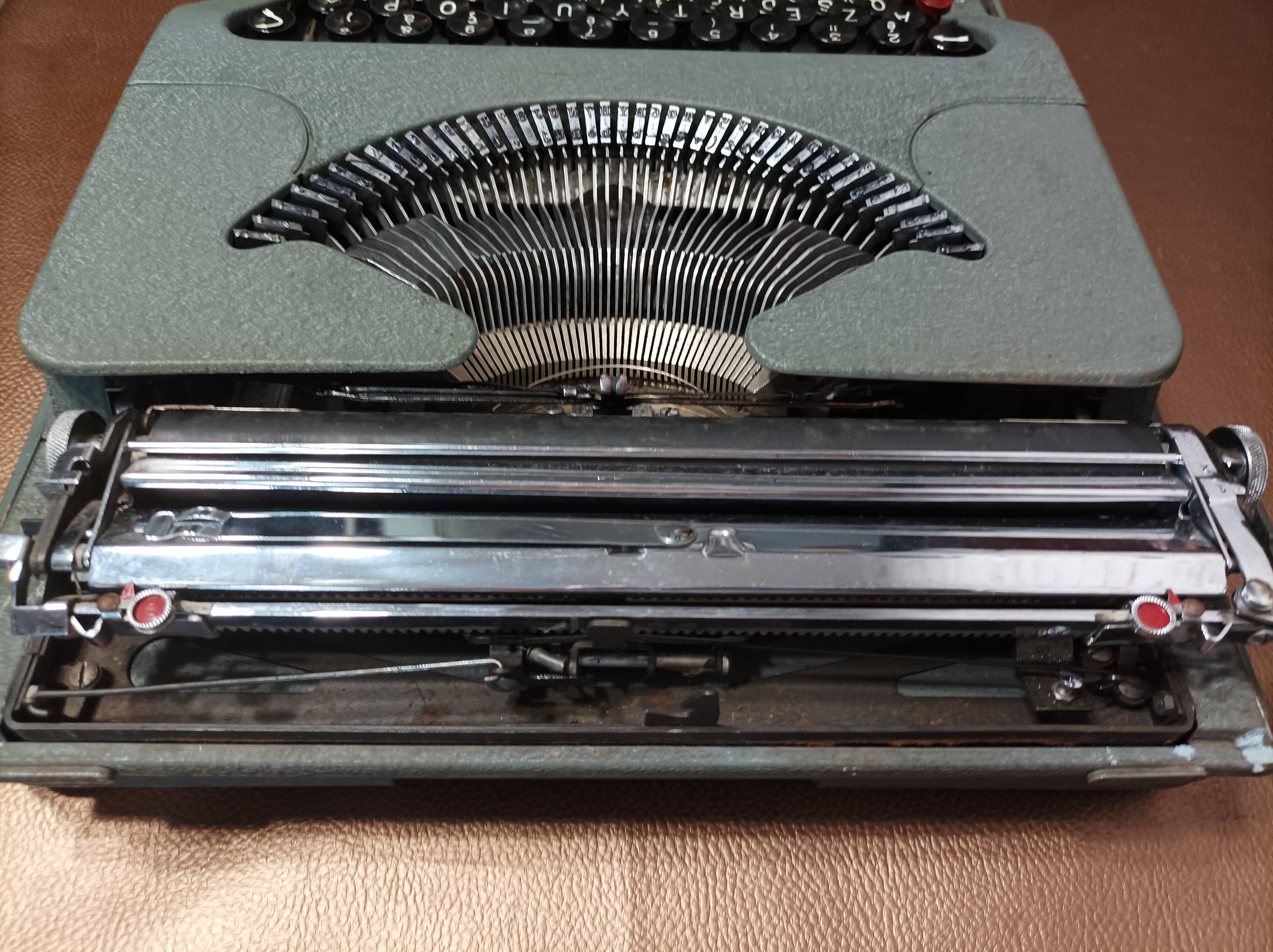 Mj rooy portable typewriter - made in france 1950s