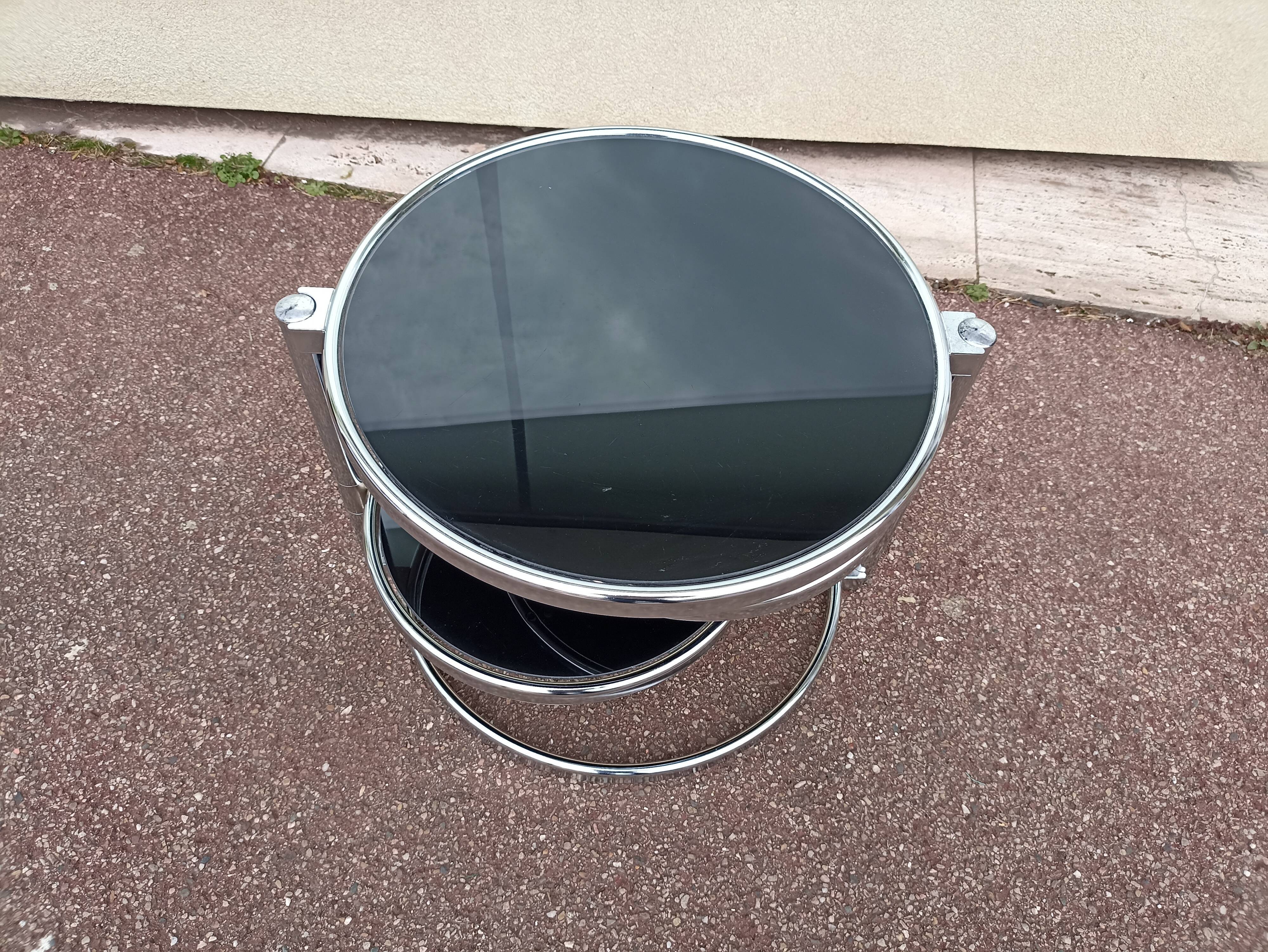 Round coffee table in glass and vintage chrome