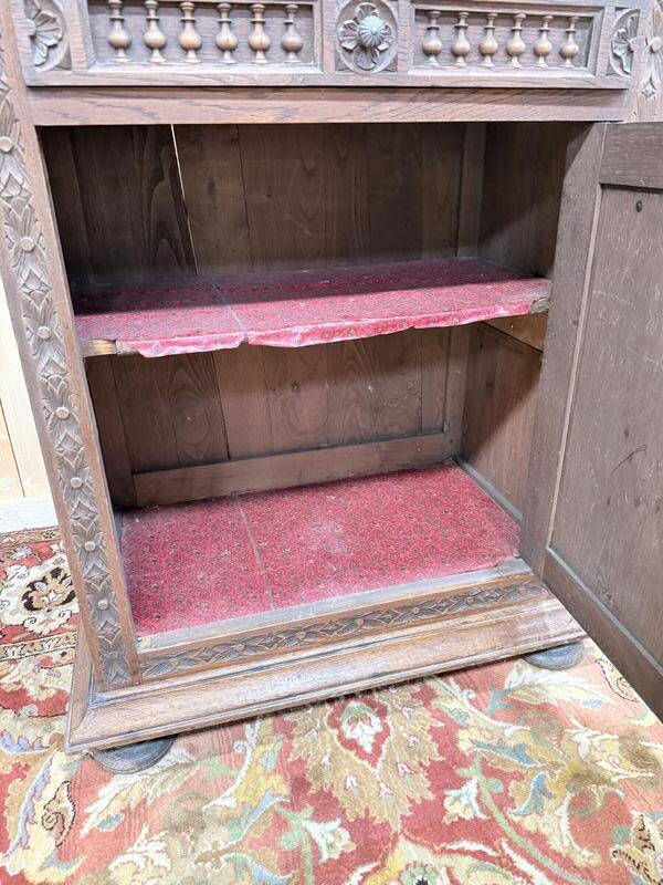 Bonnetiere - Armoire bretonne en chêne massif sculpté