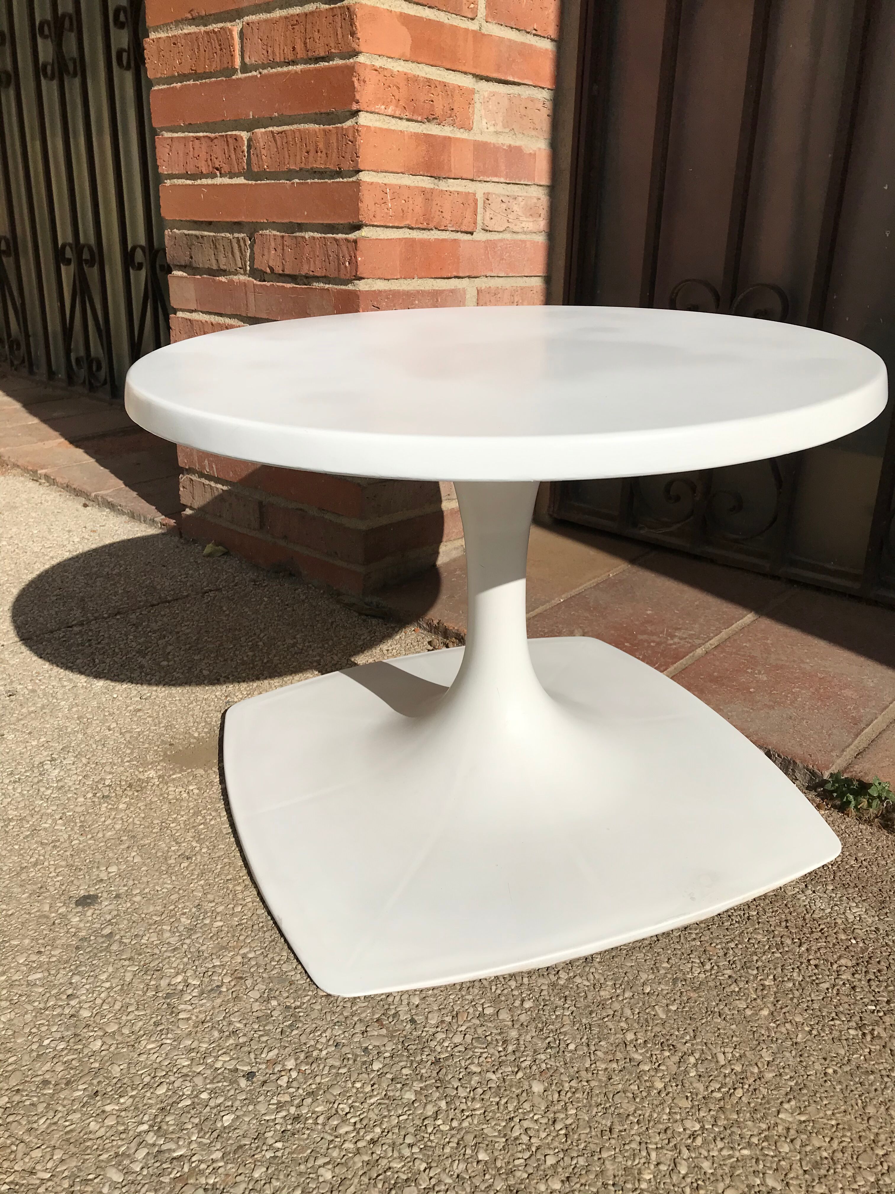 Stamp tulip coffee table