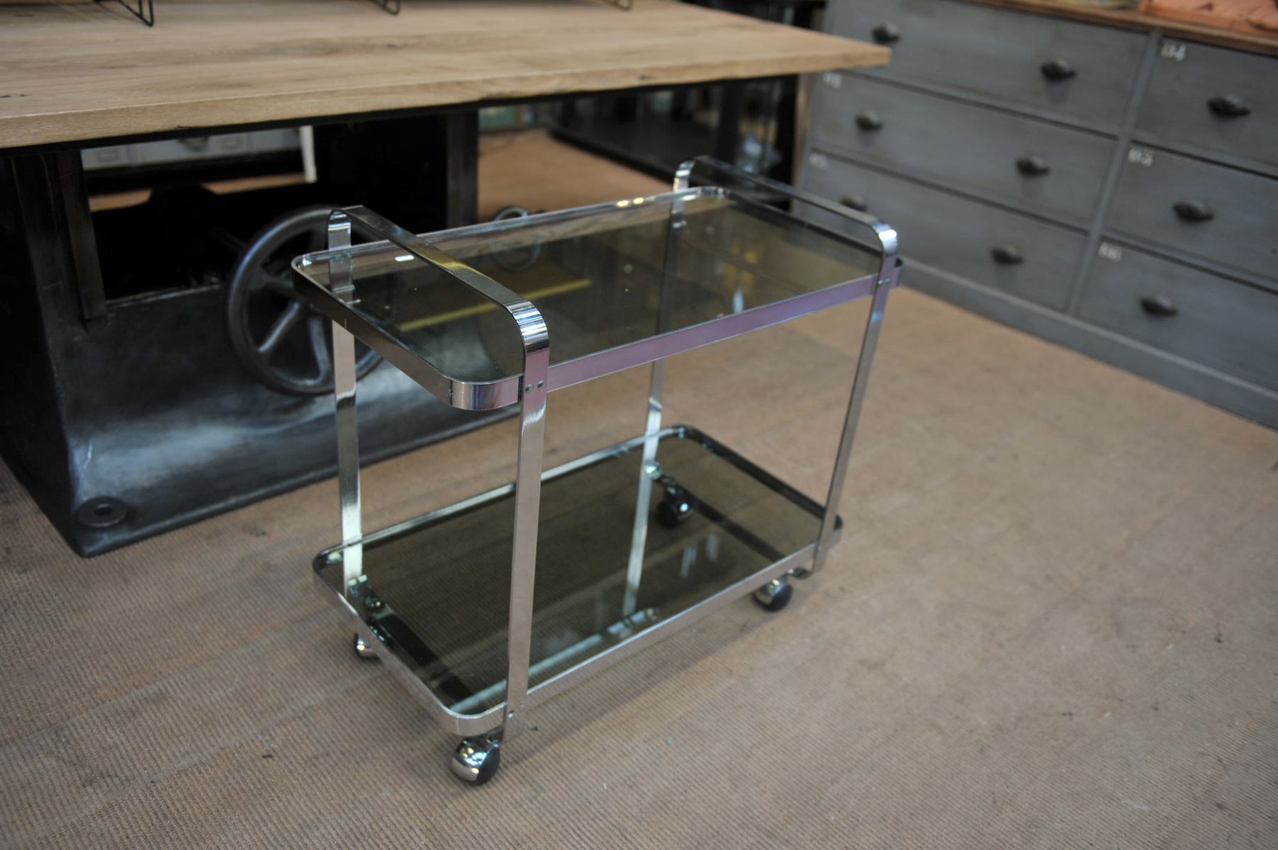 Service bar trolley in chrome metal and 1970s glass