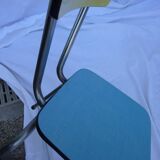 Deux chaises et un tabouret jaune et bleu en formica