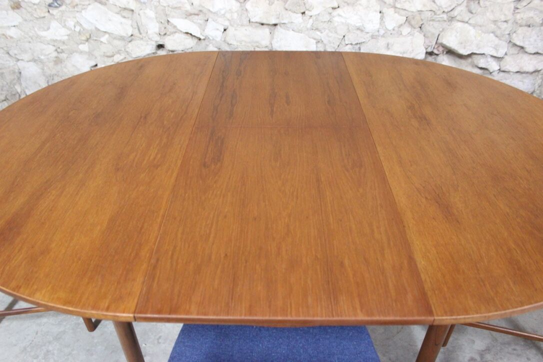 Set dining table 4 chairs by publisher McIntosh
