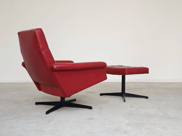 Fauteuil pivotant et repose pied en simili cuir rouge par Up Zavody 1970